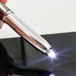 ⁦أقلام معدنية 3-في-1 مع Stylus وإضاءة LED⁩ - الصورة ⁦5⁩