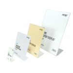 ⁦حامل عرض أكريليك أنيق لبطاقات التعريف ولافتات المكتب (سلسلة “Chamin”)⁩ - الصورة ⁦2⁩