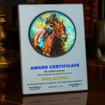 ⁦دروع تكريم ألمنيوم مقاس A4 مع لوحة دائرية ملوّنة وقاعدة عرض⁩ - الصورة ⁦2⁩