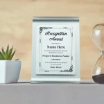 ⁦لوحة درع تكريم من الألمنيوم مع حامل مقاس A4 داخل علبة عرض سوداء⁩ - الصورة ⁦2⁩