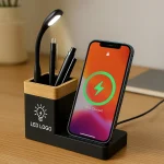 ⁦حامل أقلام مكتبي من البامبو مع شاحن لاسلكي 15W وشعار مضيء LED⁩ - الصورة ⁦2⁩