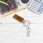 ⁦ميداليات مفاتيح معدنية فضية لامعة مع لوحة جلد PU قابلة للنقش بالليزر⁩ - الصورة ⁦2⁩