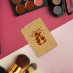 ⁦مرآة جيب مستطيلة — قابلة للطي بوجهين مع غلاف بتشطيب فلين⁩ - الصورة ⁦3⁩