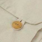 ⁦حقائب ظهر قطنية باللون الأسود والطبيعي مع سحّاب إغلاق⁩ - الصورة ⁦6⁩