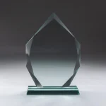 ⁦دروع كريستال بتصميم جبل جليدي مع قاعدة زجاجية⁩ - الصورة ⁦3⁩