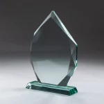 ⁦دروع كريستال بتصميم جبل جليدي مع قاعدة زجاجية⁩ - الصورة ⁦4⁩