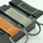 ⁦ميداليات مفاتيح من جلد PU قابلة للنقش بالليزر مع خطاف تثبيت (Sling Snap Hook)⁩ - الصورة ⁦4⁩