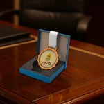 ⁦ميداليات زجاجية بإطار معدني مع شريط أبيض بعرض 3 سم⁩ - الصورة ⁦2⁩