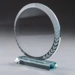 ⁦دروع كريستال دائرية شفافة بنقش أوراق محفور — زجاج كريستالي فاخر⁩ - الصورة ⁦3⁩