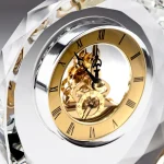 ⁦دروع ساعة كريستالية دائرية مع قاعدة زجاجية بيضاوية داخل علبة فاخرة⁩ - الصورة ⁦4⁩