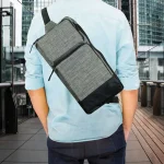 ⁦حقيبة Sling كروس بودي رمادية بخامة بوليستر أسود⁩ - الصورة ⁦7⁩