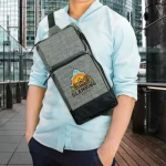 ⁦حقيبة Sling كروس بودي رمادية بخامة بوليستر أسود⁩ - الصورة ⁦2⁩