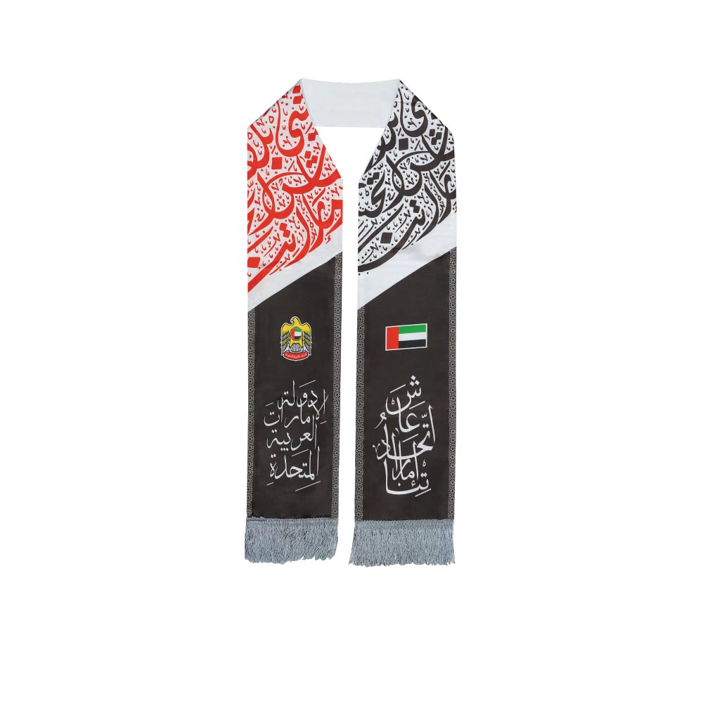 UAE-Flag-Polyester-Scarf-SC-04-2.jpg وشاح علم الإمارات ساتان ثقيل مع شرّابة فضية - الصورة 1