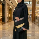 ⁦حافظة لابتوب بسحّاب مع شرّابة وتطريز تصميم البِشْت العربي⁩ - الصورة ⁦2⁩