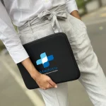 ⁦حافظة لابتوب ناعمة 15 بوصة بسحّابين مزدوجين باللون الأسود⁩ - الصورة ⁦2⁩