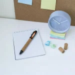 ⁦أقلام معدنية صديقة للبيئة باللون الأسود مع جسم من الفلين وحبر أسود⁩ - الصورة ⁦8⁩