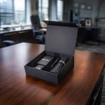 ⁦طقم هدايا ترويجي فاخر داخل علبة هدايا سوداء بإغلاق مغناطيسي⁩ - الصورة ⁦2⁩