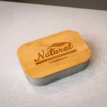 ⁦علبة غداء من الستانلس ستيل بغطاء بامبو ورباط مطاطي⁩ - الصورة ⁦3⁩