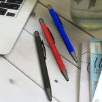 ⁦أقلام معدنية مطاطية مع قلم لمس (Stylus)⁩ - الصورة ⁦2⁩
