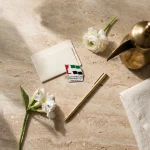 ⁦شارات يوم المرأة الإماراتية المعدنية مع تثبيت مغناطيسي⁩ - الصورة ⁦3⁩