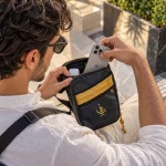 ⁦Crossbody Bag in PU Leather with Arabic Traditional Gold Bisht Design⁩ - الصورة ⁦2⁩