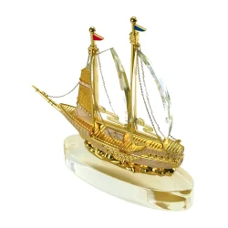 Golden Boat Shape Memento View